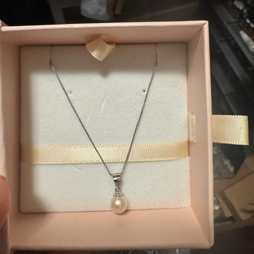 It’ Pearl Time Elegant Silver Pearl Pendant Necklace